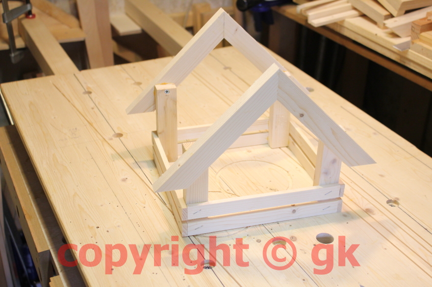 Einfaches kleines Vogelfutterhaus