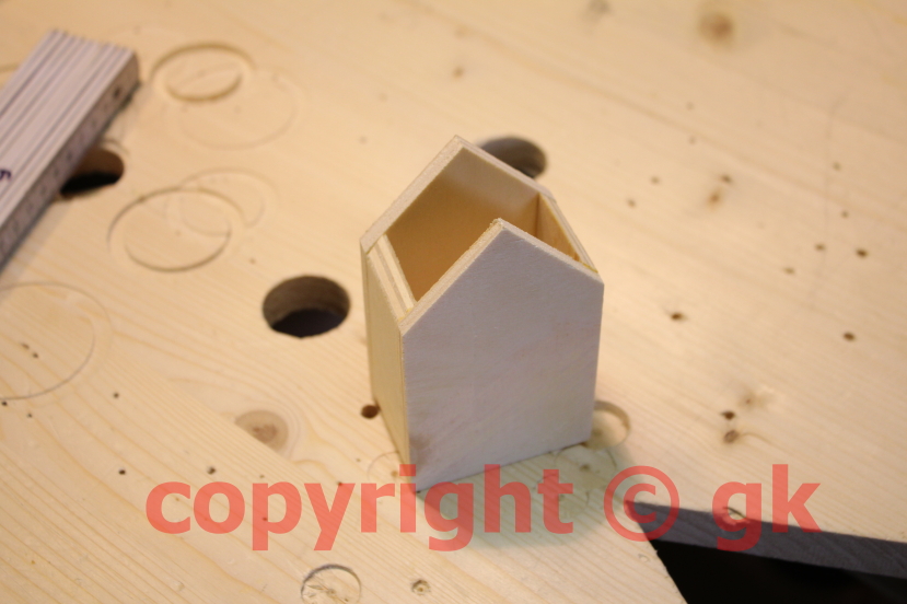 Einfaches kleines Vogelfutterhaus